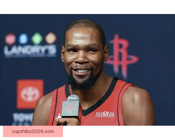 开心庆祝！火箭队更衣室泼水祝贺杜兰特 乌度卡将比赛用球交给阿杜